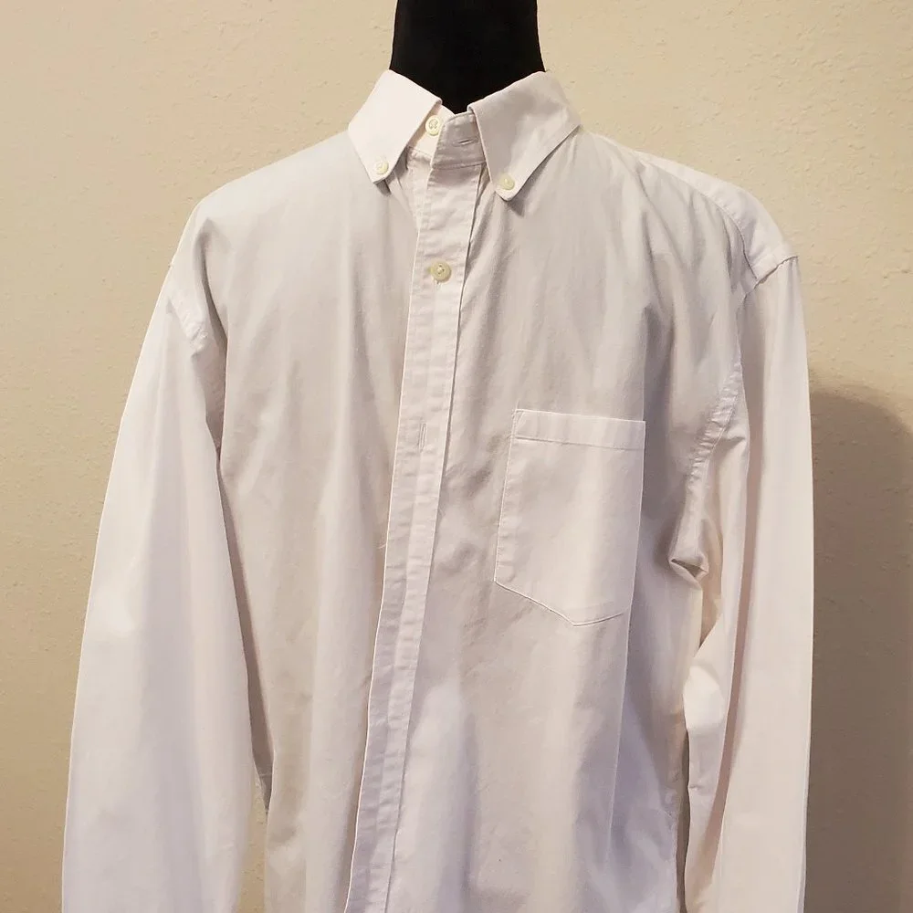 Banana Republic classic button down white shirt Size L. 97% cotton 3%Lycra.